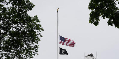 Die amerikanische Flagge auf dem Weißen Haus weht auf Halbmast, um der 1 Million Menschen zu gedenken, die im Land durch das Coronavirus ihr Leben verloren haben. Foto: Susan Walsh/AP/dpa