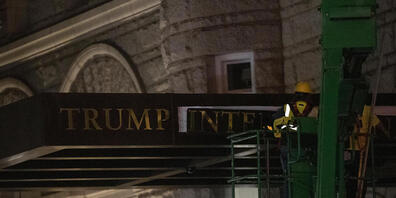 Ddie Beschilderung für das Trump International Hotel wird entfernt, weil die Pachtrechte für das Hotel in Washington D.C. verkauft wurden. Foto: Gemunu Amarasinghe/AP/dpa