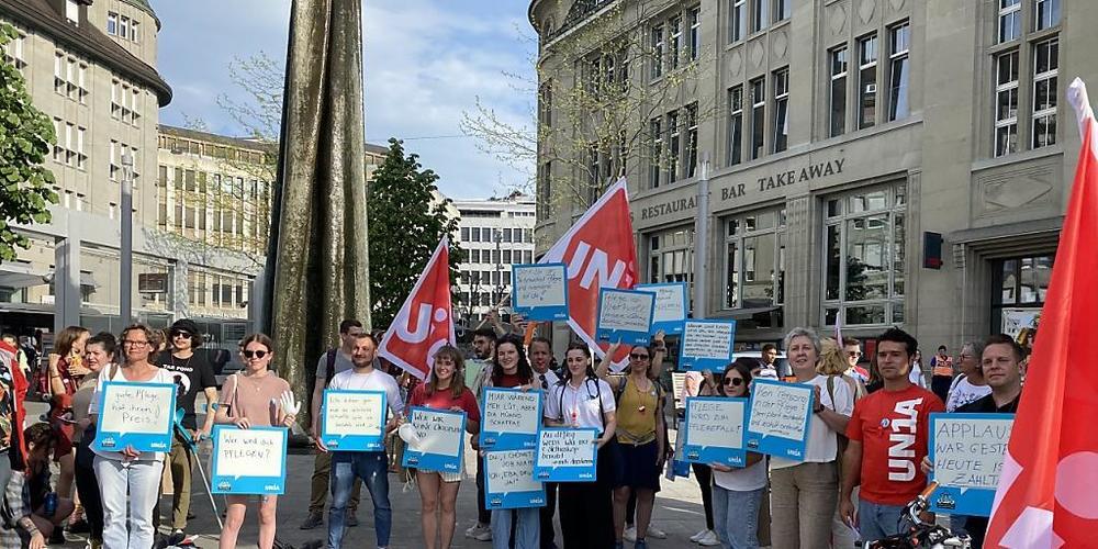 In St. Gallen demonstrierten am Donnerstagabend rund 60 Personen für bessere Arbeitsbedingungen in der Pflege.