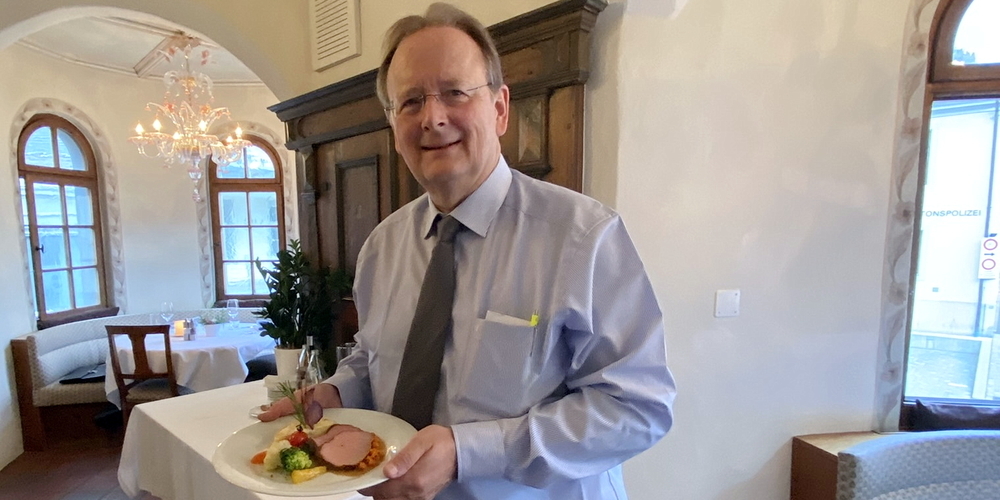 Gastgeber Ambros Wirth mit dem Hauptgang