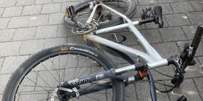 Ein 13-Jähriger stürzte am Donnerstag mit seinem Velo in Oberurnen und verletzte sich.