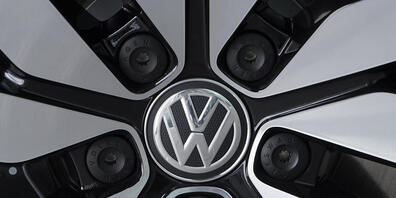 Der Autokonzern Volkswagen hat im April einen weiteren Einbruch erlebt. Weltweit lieferten die Wolfsburger 38 Prozent weniger Autos aus als im gleichen Vorjahresmonat, (Archivbild)