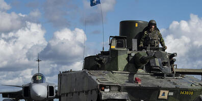ARCHIV - Auf diesem von den schwedischen Streitkräften am 25.08.2020 zur Verfügung gestellten Foto bereiten sich Truppen in der Ostseeregion vor. Foto: Joel Thungren/Swedish Armed Forces/TT News Agency/AP/dpa
