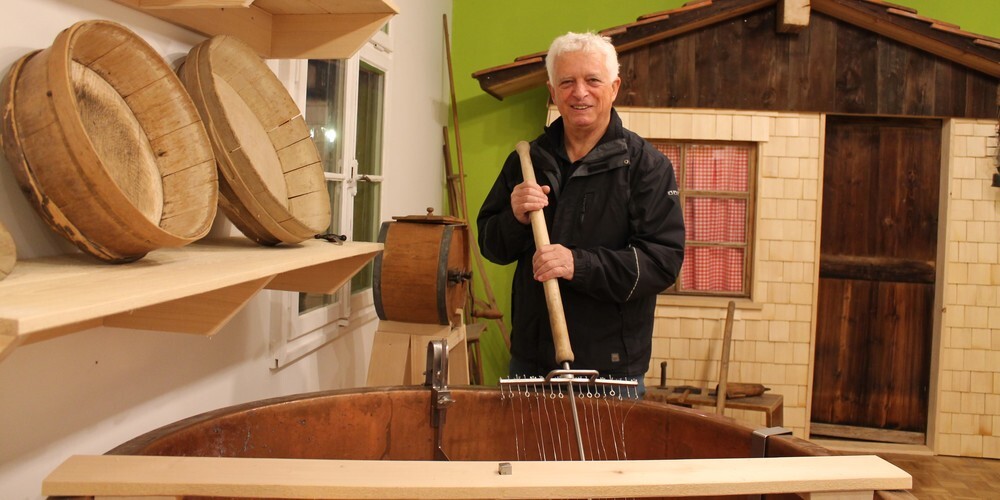 Alfons Ammann, Präsident Museumsverein Oberriet, im Museum Rothus, wo die Ausstellung über die Kuh-Alpen im Aufbau ist.	
