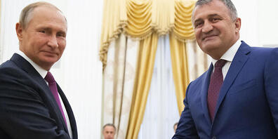 ARCHIV - Russlands Präsident Wladimir Putin (l) und Anatoli Bibilow, der Präsident von Georgiens abtrünniger Region Südossetien, während eines Treffens in Moskau im August 2018. Foto: -
