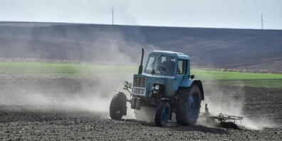 Ein ukrainischer Bauer auf einem Feld in der Region Chmelnyzkj im Westen der Ukraine. (Archivbild)