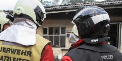 Erneut Brandstiftung vermutet: Brandermittler und Feuerwehrmann am Brandort in Kriegstetten.