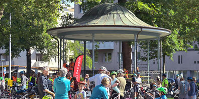Teilnehmer an einer Protestaktion in Basel für besser ausgebaute Velowege.