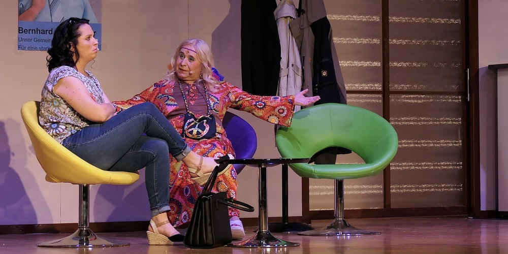 Susi Miara (re) in ihrer Glanzrolle als Uschi Bloomberg und Nadja Mauro als ihre Tochter Aurora