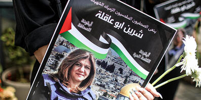 Ein Demonstrant hält ein Poster der Al-Dschasira-Reporterin Shireen Abu Akleh, um ihren Tod zu verurteilen. Foto: Ilia Yefimovich/dpa