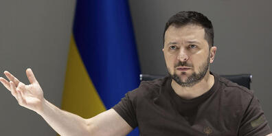 Wolodymyr Selenskyj, Präsident der Ukraine, hält in seinem Büro eine Videoansprache an das Projekt «Porta a Porta» des italienischen Fernsehsenders Rai 1. Foto: Ukraine Presidency/Ukraine Presi/Planet Pix via ZUMA Press Wire/dpa