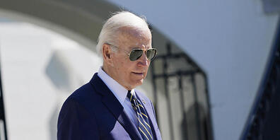 Joe Biden, Präsident der USA, geht über den Südrasen des Weißen Hauses, bevor er an Bord der Marine One geht. Foto: Susan Walsh/AP/dpa