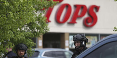 Die Polizei sichert die Umgebung nach Schüssen in einem Supermarkt. Foto: Joshua Bessex/FR171816 AP/dpa