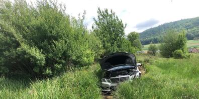 Unverhofftes Ende einer Autofahrt: Am Freitag landete eine 78-Jährige mit ihrem Auto in einem Bach bei Neunkirch.