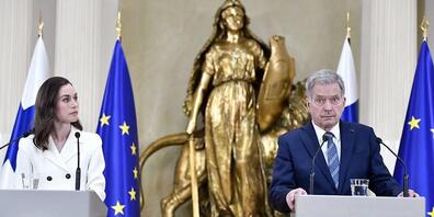 Der finnische Präsident Sauli Niinistö und Regierungschefin Sanna Marin geben im Präsidentenpalast in Helsinki eine Pressekonferenz zu den sicherheitspolitischen Entscheidungen Finnlands. Foto: Heikki Saukkomaa/Lehtikuva/dpa