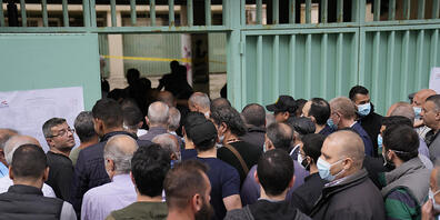 Großer Andrang vor einem Wahllokal in Beirut. Foto: Hussein Malla/AP/dpa