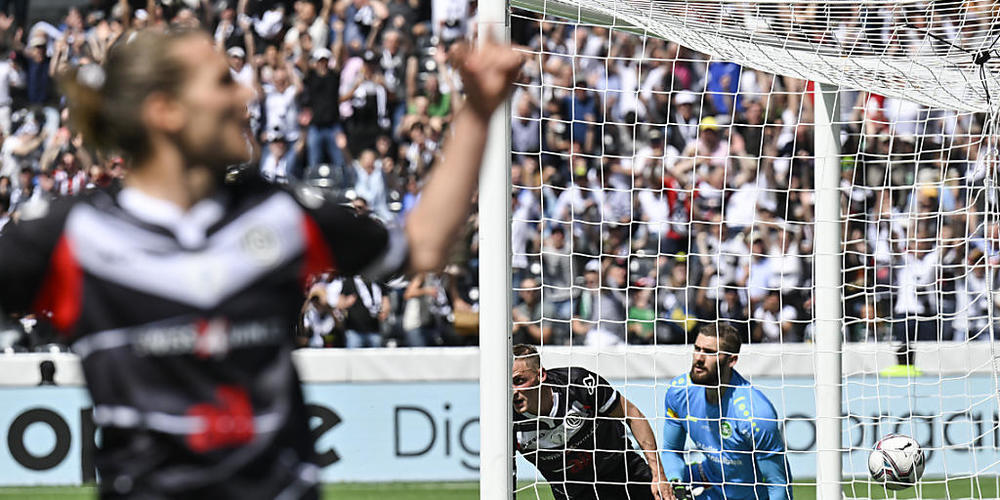 Luganos Numa Lavanchy (im Vordergrund), jubelt nach dem 3:1, das er für Mattia Bottani (auf der Torlinie) vorbereitet hat