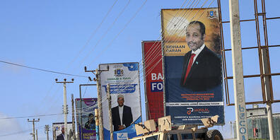 Ein Wahlkampfplakat von Jamal Ahmed Ibrahim (r), Präsidentschaftskandidat in Somalia, hängt am Straßenrand. Foto: Farah Abdi Warsameh/AP/dpa
