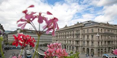 Geografisch seit langem Nachbarn: UBS (Mitte hinten) und CS (rechts) am Zürcher Paradeplatz. (Archivbild)