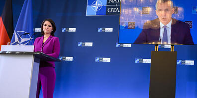 Der per Video zugeschaltete Nato-Generalsekretär Jens Stoltenberg äußert sich zusammen mit Annalena Baerbock (Bündnis 90/Die Grünen) bei einer Pressekonferenz am Ende des Treffens der Nato-Außenminister in Berlin. Foto: Bernd von Jutrczenka/dpa