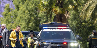 Ermittler stehen vor der Geneva Presbyterian Church. Foto: Leonard Ortiz/The Orange County Register/AP/dpa