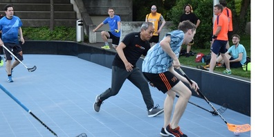 Jigme Shitsetsang, Wiler Stadtrat und Vorsteher Departement Bildung und Sport, absolvierte mit dem UHC Black Barons Wil ein Training auf dem Outdoorfeld beim Wiler Klosterweg.