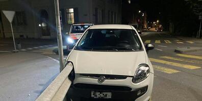 Nach einem Selbstunfall wurde ein Auto in Glarus von einer Leitplanke aufgespiesst; der Lenker blieb unverletzt.