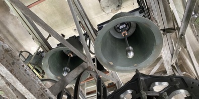 Die neuen Klöppel sind installiert und die Kirchenglocken läuten wieder .