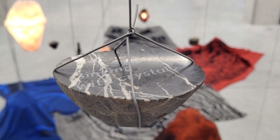 In Rapperswil zu sehen: Detail der Installation «Singing with Crystals» des Rechercheprojekts Lithium Alliance.