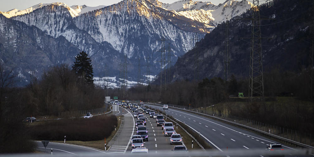 Der Rückreiseverkehr von Wintersportlern staut sich in Graubünden nach einem schönen Wochenende auf der Autobahn A13. (Archivbild)