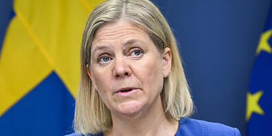 Magdalena Andersson, Ministerpräsidentin von Schweden, spricht während einer Pressekonferenz mit dem Vorsitzenden der Moderaten Sammlungspartei Kristersson. Die schwedische Regierung hat beschlossen, einen Antrag auf Nato-Mitgliedschaft zu stellen...