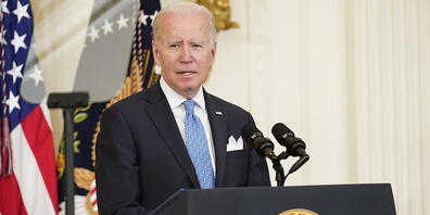 Joe Biden, Präsident der USA, spricht vor der Verleihung der «Public Safety Officer Medal of Valor» an vierzehn Empfänger während einer Veranstaltung im East Room des Weißen Hauses. Foto: Andrew Harnik/AP/dpa