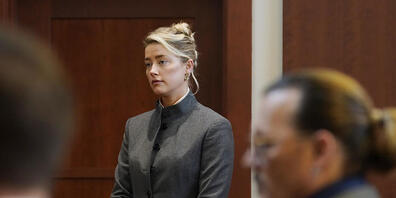 Amber Heard und Johnny Depp vor Gericht. Foto: Steve Helber/AP/dpa