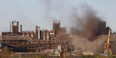 Rauch steigt während des Beschusses aus dem Stahlwerk Azovstal in Mariupol auf. Foto: Alexei Alexandrov/AP/dpa