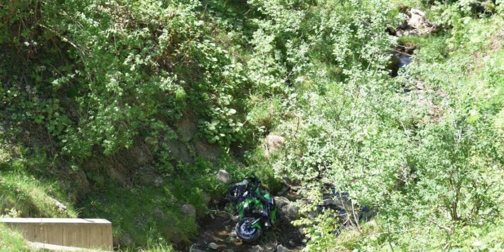 Der 53-jährige Mann stürzte mit seinem Motorrad nach dem Selbstunfall 15 Meter tief in einen Bach.