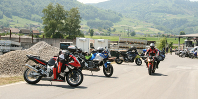 In Reih und Glied stehen die Motorräder für die Segnung bereit. 