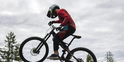 Die richtige Ausrüstung ist wichtig zur Vermeidung von schweren Verletzungen beim Mountainbiken. (Symbolbild)