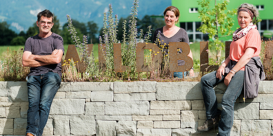 Die Gastgeber von der Wildblume-Gärtnerei:  Patrick Reck, Samsara Garcia-Reck und Cora Barth. 