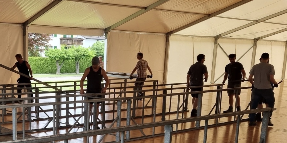 Das grosse Festzelt steht. Jetzt fehlen nur noch die Musikanten...