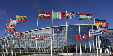 ARCHIV - Flaggen wehen vor dem Nato-Hauptquartier in Brüssel. Foto: Olivier Matthys/AP/dpa