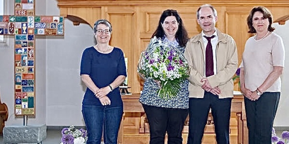 In der Mitte das Ehepaar Karin und David Last, links Sandra Kling (Präsidentin ab 1. Juni) und rechts Melanie Tobler Dudler (Präsidentin Kirchgemeinde und Pfarrwahlkommision)