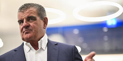 Stadler Rail-Chef Peter Spuhler könnte schon bald einen Nachfolger für den CEO-Posten, den er seit rund zwei Jahren interimistisch inne hat, präsentieren. Eine Lösung dazu stehe bevor, sagte er im Interview mit der "Finanz und Wirtschaft".(Archivb...