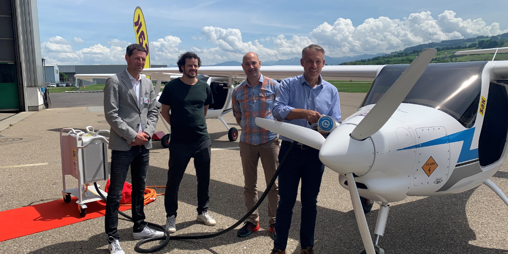 V.l.n.r.: Thomas Kruzler (CEO People’s AirGroup), Tranquillo Barnetta (Ehemaliger Schweizer Fussballnationalspieler), Morell Westermann (Zukunftsforscher, Aviatik-Experte und E-Flug-Pionier) und Stefano Garbin (CEO SAK) nehmen die erste Ladestation für Elektroflugzeuge im Raum Ostschweiz in Betrieb