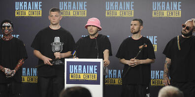 Oleh Psiuk (M), Frontmann des ukrainischen Kalush Orchestra, verkünden nach ihrem ESC-Sieg eine Europa-Tour, bei der sie Geld für ihr Land sammeln wollen. Foto: Mykola Tys/AP/dpa