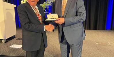 Der Milliardär und Mäzen Hansjörg Wyss ist für seine Verdienste um die Wissenschaft mit dem Gallatin-Award der Handelskammer Schweiz-USA geehrt worden. Überreicht wurde der Preis von Bundesrat Guy Parmelin.