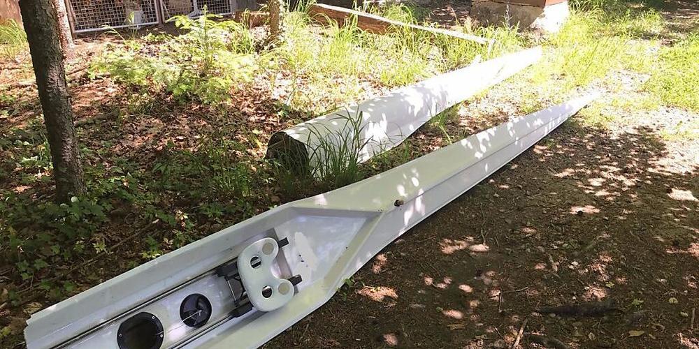 Ein Rennruderbootsführer ist am Sonntagmittag mit einem Ruder an einem Schiffahrtszeichen, auf dem Hochrhein bei Diessenhofen TG hängen geblieben. Das Rennruderboot zerbrach in der Folge in zwei Teile. Personen wurden keine verletzt.