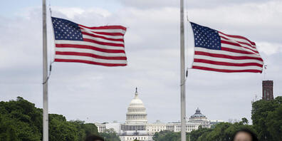 US-Nationalflaggen wehen am Washington Monument auf halbmast, um der Corona-Toten zu gedenken. Foto: Liu Jie/XinHua/dpa