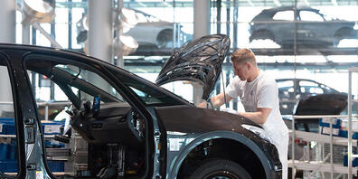 Der Absatz von Volkswagen sank im April um fast ein Drittel. (Archivbild)