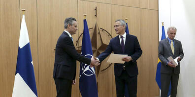 Der finnische Botschafter Klaus Korhonen (l) und der schwedische Botschafter Axel Wernhoff (r) überreichen dem Nato-Generalsekretär Jens Stoltenberg in Brüssel die Anträge ihrer Länder auf die Nato-Mitgliedschaft. Schweden und Finnland haben am Mi...
