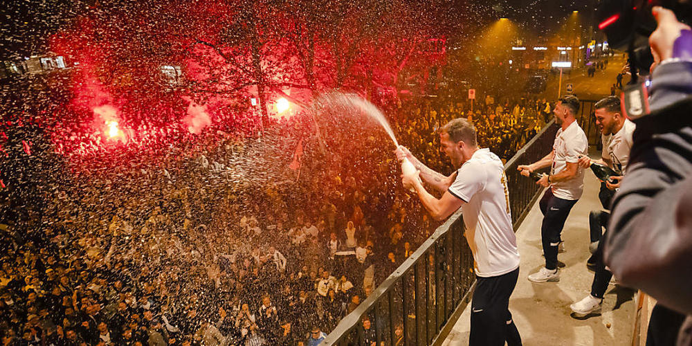 Für die offizielle FCZ-Meisterfeier gewährt die Stadt Zürich eine Freinacht. Spieler und Fans feierten hier schon nach dem Spiel gegen den FC Basel am 1. Mai. (Archivbild)